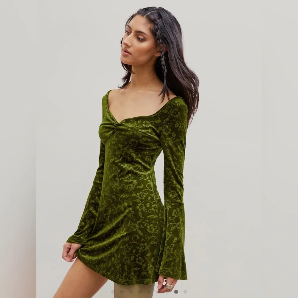 Cider Velvet Sweetheart Twist Floral Bell
Sleeve Mini Dress - Picture 3 of 11